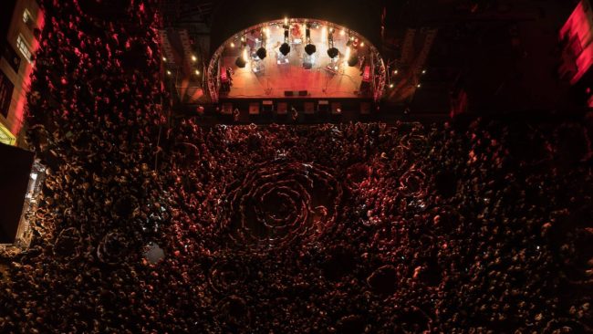 Gidiki concert crowd